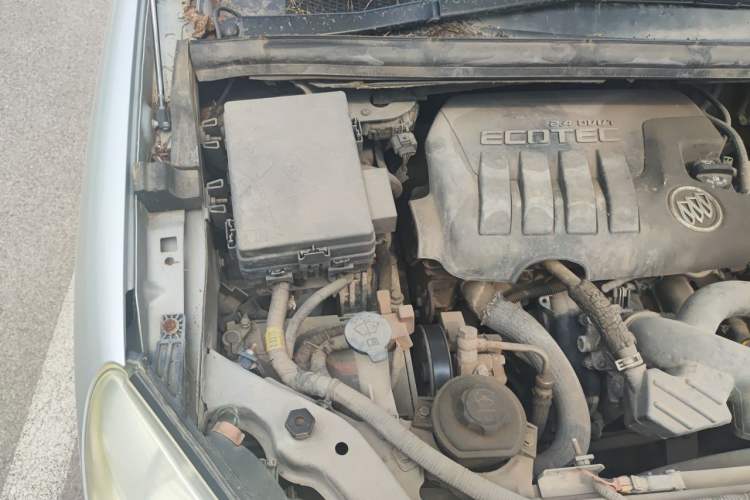 Used Buick GL8 2011 2.4L LT Executive Edition Engine Bay Right