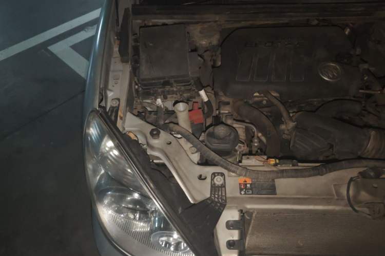 Used Buick GL8 2011 2.4L LT Executive Edition Engine Bay Right