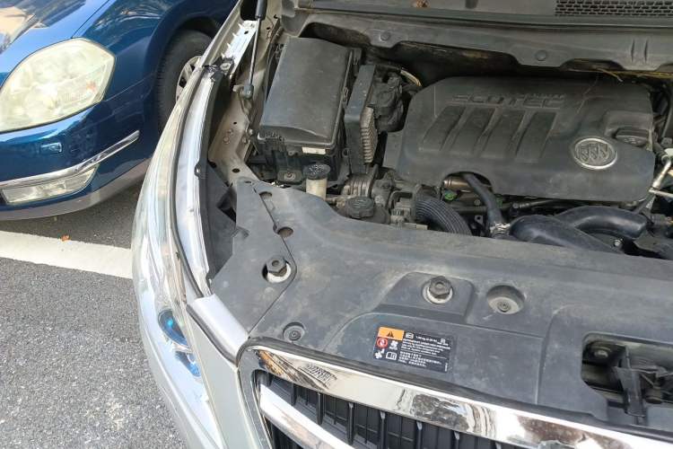 Used Buick GL8 2011 2.4L LT Luxury Business Executive Edition Engine Bay Right