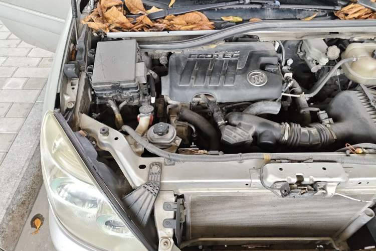 Used Buick GL8 2011 2.4L CT Comfort Edition Engine Bay Right