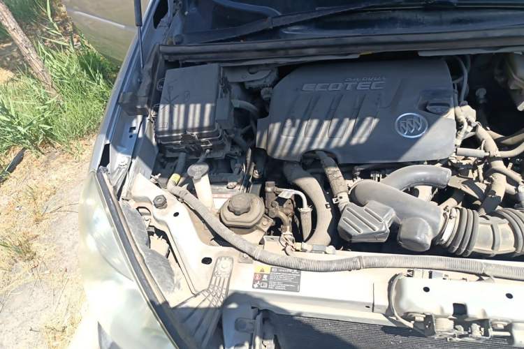 Used Buick GL8 2011 2.4L CT Comfort Edition Engine Bay Right