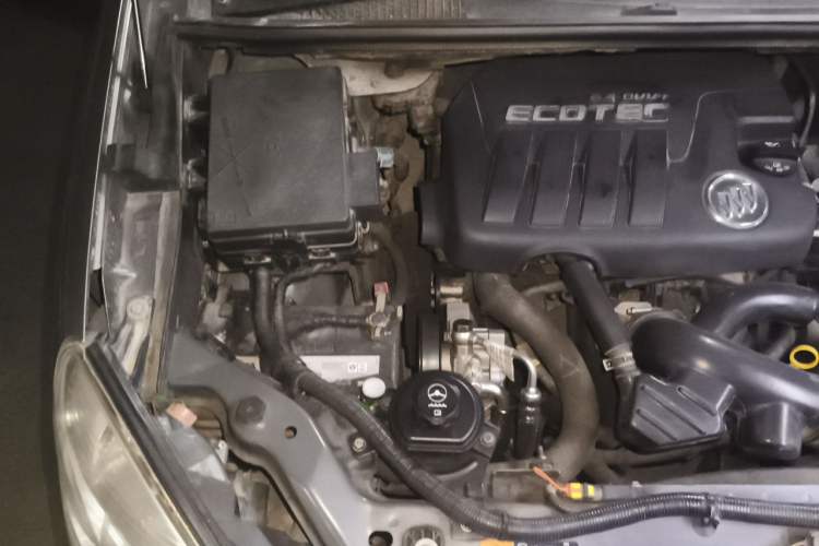 Used Buick GL8 2011 2.4L LT Executive Edition Engine Bay Right