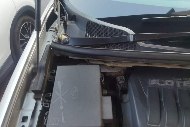 Used Buick GL8 2011 2.4L LT Executive Edition Engine Bay Right