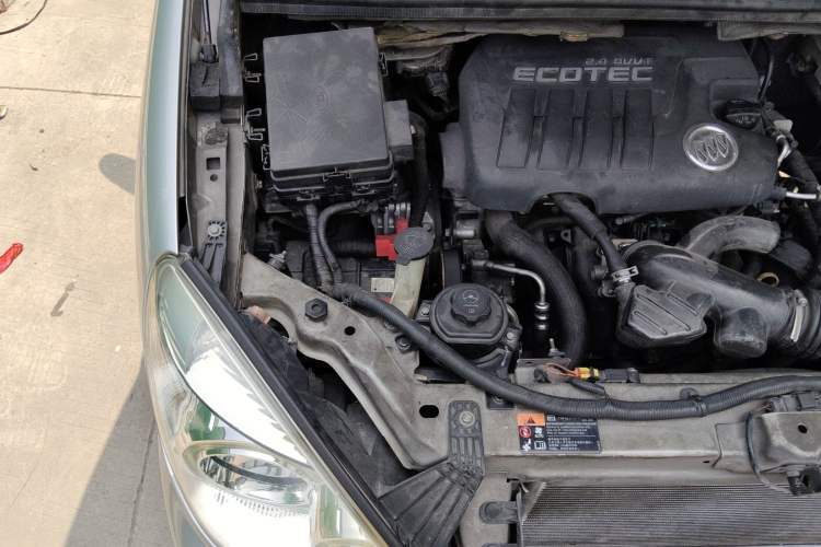 Used Buick GL8 2011 2.4L CT Comfort Edition Engine Bay Right