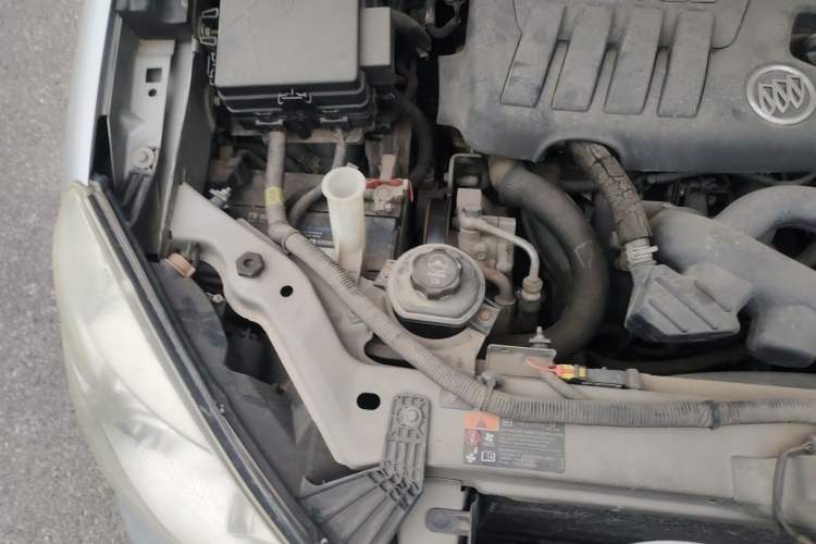 Used Buick GL8 2011 2.4L CT Comfort Edition Engine Bay Right