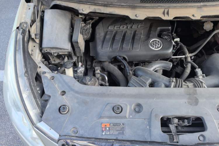 Used Buick GL8 2011 2.4L CT Comfort Edition Engine Bay Right