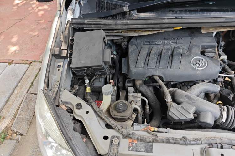 Used Buick GL8 2011 2.4L CT Comfort Edition Engine Bay Right