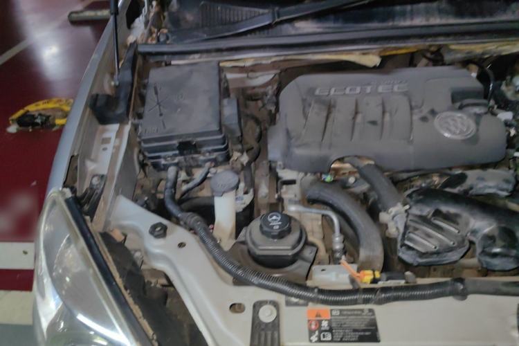 Used Buick GL8 2011 2.4L LT Executive Edition Engine Bay Right