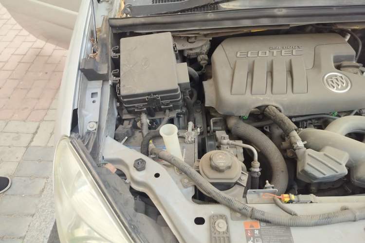 Used Buick GL8 2011 2.4L LT Executive Edition Engine Bay Right