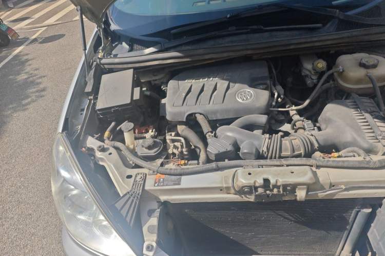 Used Buick GL8 2011 2.4L CT Comfort Edition Engine Bay Right