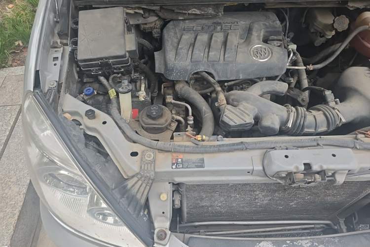 Used Buick GL8 2011 2.4L CT Comfort Edition Engine Bay Right