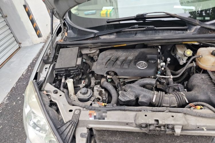 Used Buick GL8 2011 2.4L CT Comfort Edition Engine Bay Right