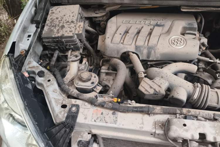Used Buick GL8 2011 2.4L CT Comfort Edition Engine Bay Right
