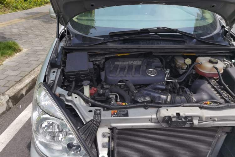 Used Buick GL8 2011 2.4L CT Comfort Edition Engine Bay Right