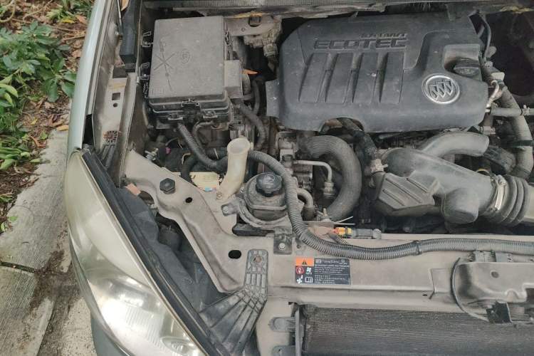 Used Buick GL8 2011 2.4L LT Executive Edition Engine Bay Right