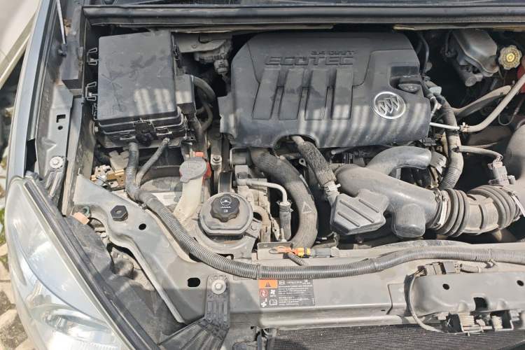 Used Buick GL8 2011 2.4L CT Comfort Edition Engine Bay Right