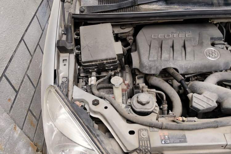 Used Buick GL8 2011 2.4L LT Executive Edition Engine Bay Right