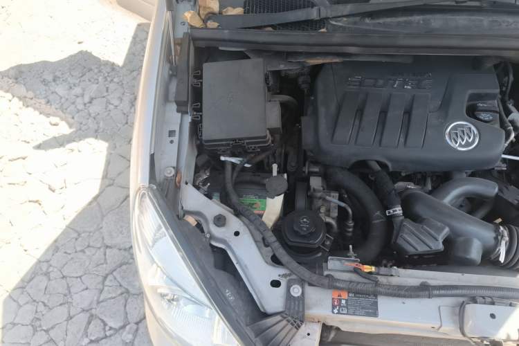 Used Buick GL8 2011 2.4L CT Comfort Edition Engine Bay Right