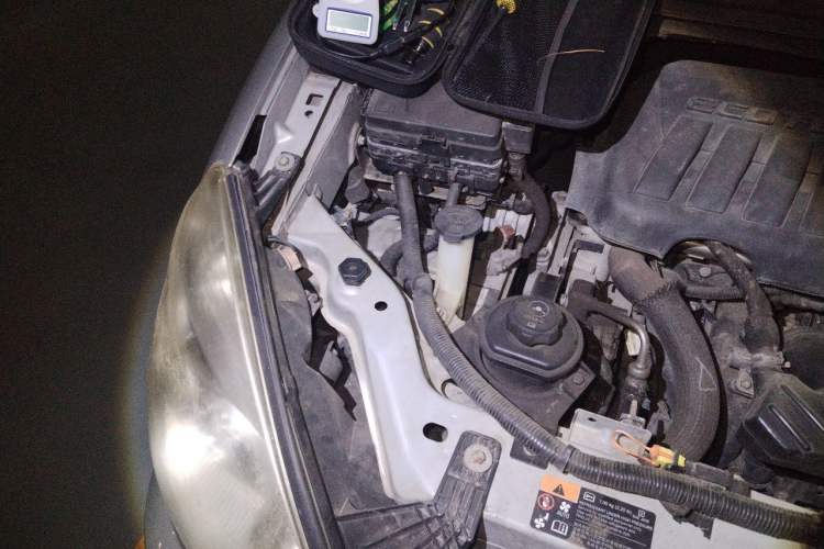 Used Buick GL8 2011 2.4L LT Executive Edition Engine Bay Right