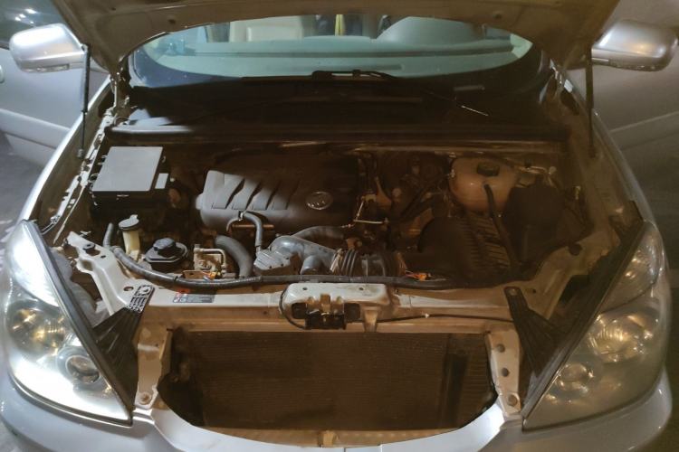 Used Buick GL8 2011 2.4L CT Comfort Edition Engine Bay