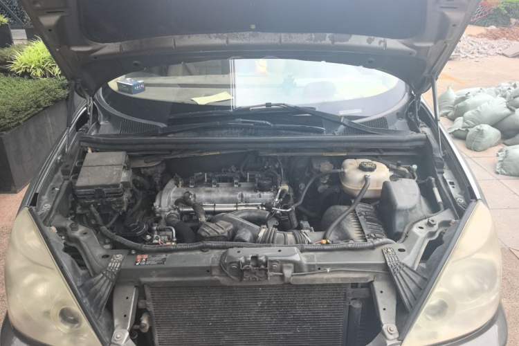 Used Buick GL8 2011 2.4L CT Comfort Edition Engine Bay