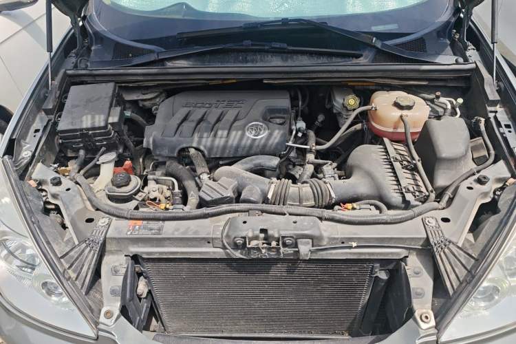 Used Buick GL8 2011 2.4L CT Comfort Edition Engine Bay