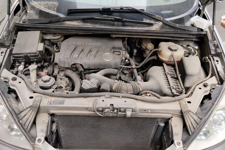 Used Buick GL8 2011 2.4L LT Executive Edition Engine Bay