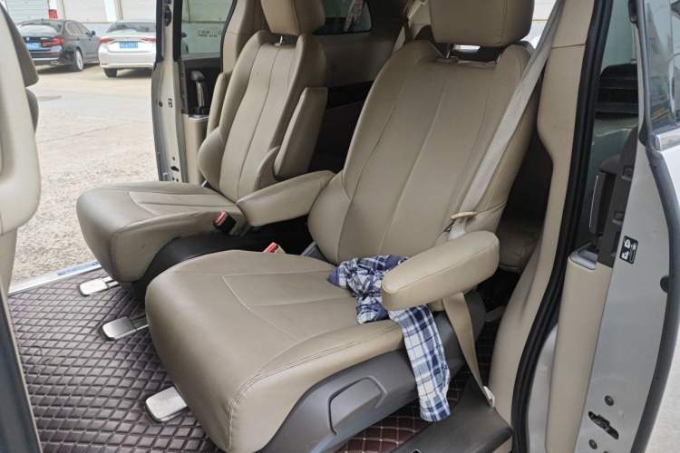 Used Buick GL8 2011 2.4L CT Luxury Business Comfort Edition Left Rear Seat