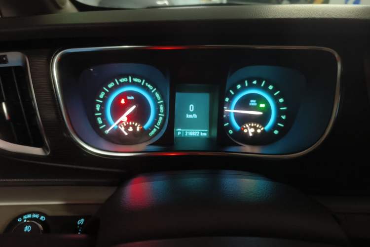 Used Buick GL8 2011 2.4L LT Luxury Business Executive Edition Odometer Close Up