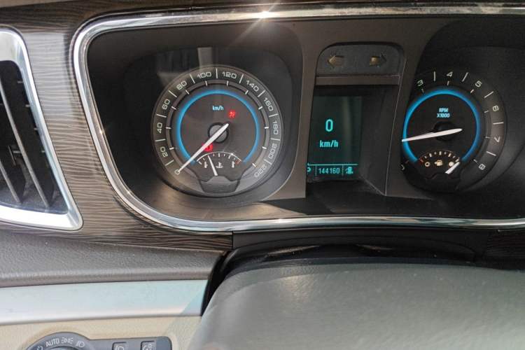 Used Buick GL8 2011 2.4L CT Luxury Business Comfort Edition Odometer Close Up