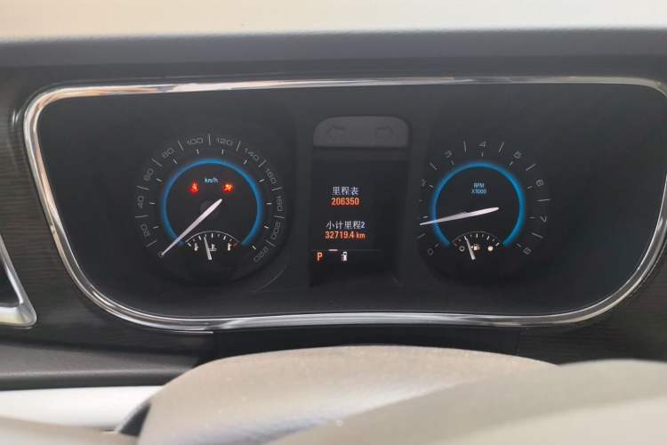 Used Buick GL8 2011 2.4L LT Luxury Business Executive Edition Odometer Close Up