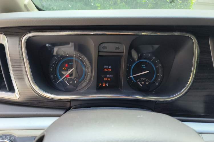 Used Buick GL8 2011 3.0L GT Luxury Business Haoya Edition Odometer Close Up