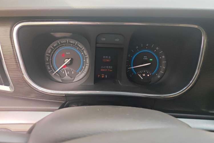 Used Buick GL8 2011 2.4L LT Luxury Business Executive Edition Odometer Close Up