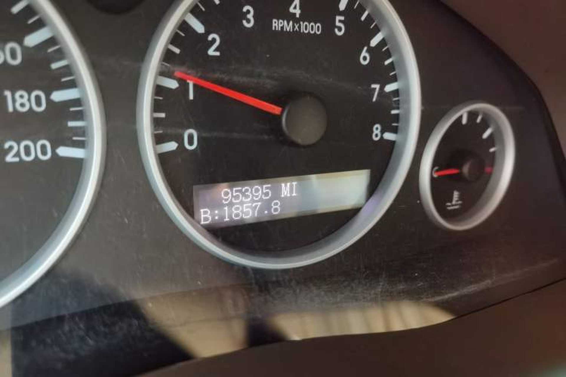 Used Buick GL8 2011 2.4L CT Comfort Edition Odometer Close Up
