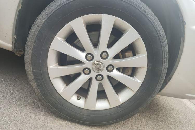 Used Buick GL8 2011 2.4L LT Executive Edition Right Front Wheel Hub