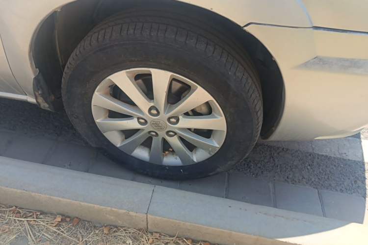 Used Buick GL8 2011 2.4L CT Comfort Edition Right Front Wheel Hub