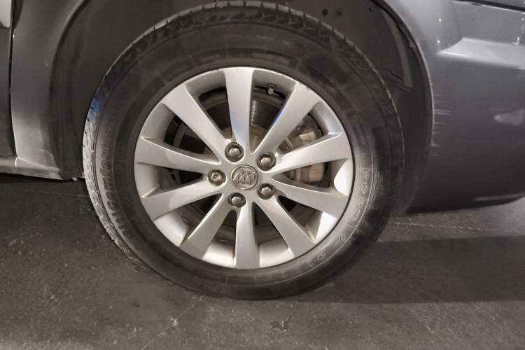 Used Buick GL8 2011 2.4L LT Executive Edition Right Front Wheel Hub