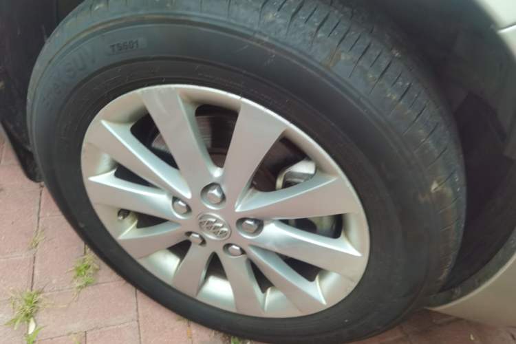 Used Buick GL8 2011 2.4L LT Executive Edition Right Front Wheel Hub