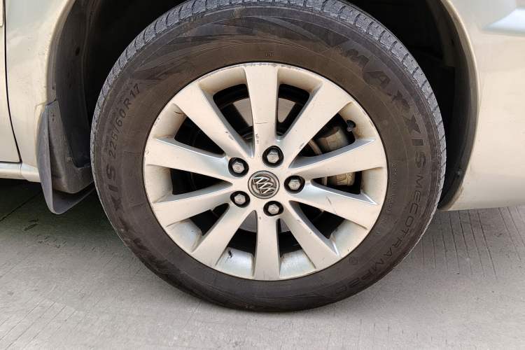 Used Buick GL8 2011 2.4L CT Comfort Edition Right Front Wheel Hub