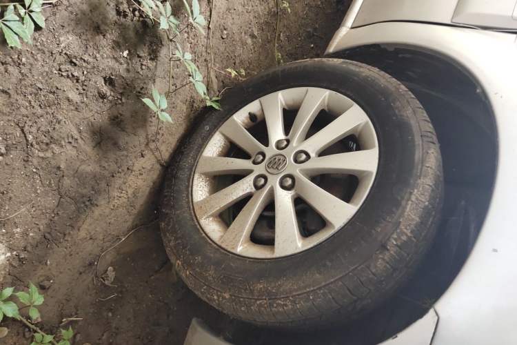 Used Buick GL8 2011 2.4L CT Comfort Edition Right Front Wheel Hub