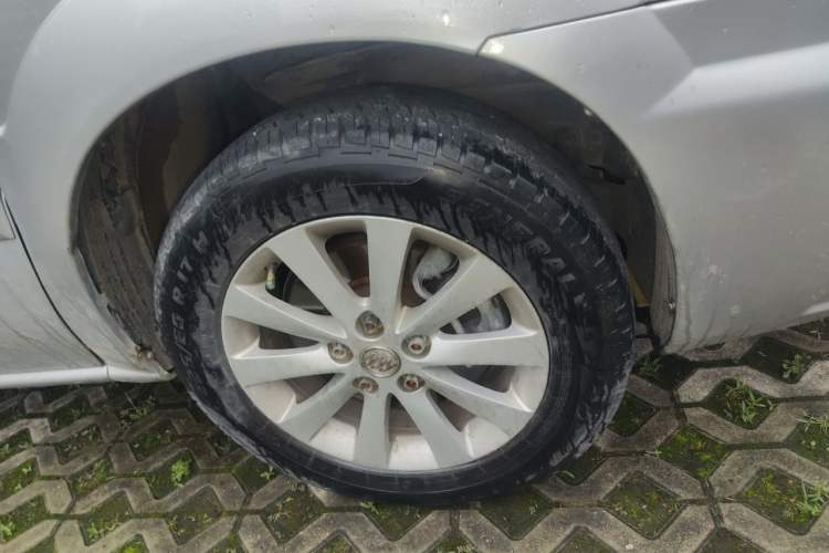 Used Buick GL8 2011 2.4L CT Comfort Edition Right Front Wheel Hub