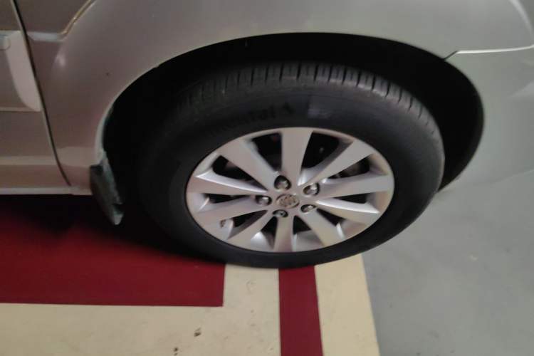 Used Buick GL8 2011 2.4L LT Executive Edition Right Front Wheel Hub