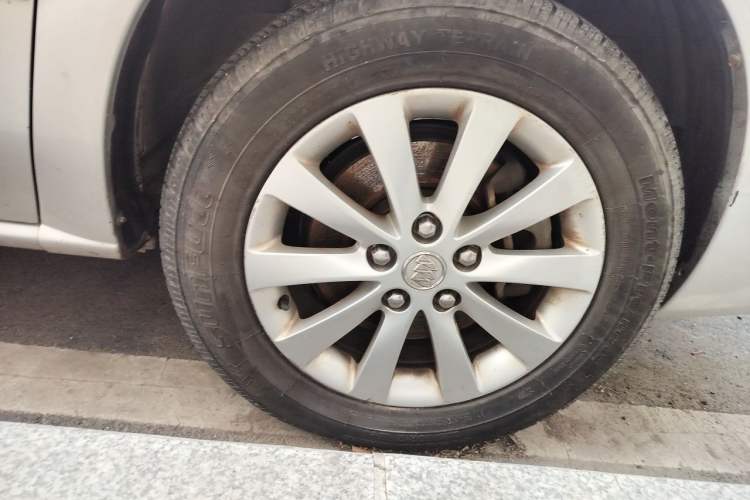 Used Buick GL8 2011 2.4L LT Executive Edition Right Front Wheel Hub
