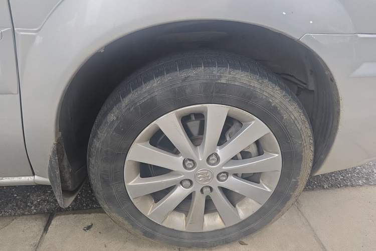 Used Buick GL8 2011 2.4L CT Comfort Edition Right Front Wheel Hub