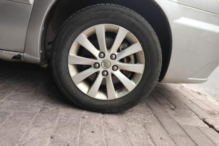 Used Buick GL8 2011 2.4L CT Comfort Edition Right Front Wheel Hub