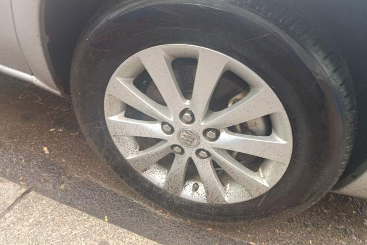 Used Buick GL8 2011 2.4L LT Executive Edition Right Front Wheel Hub