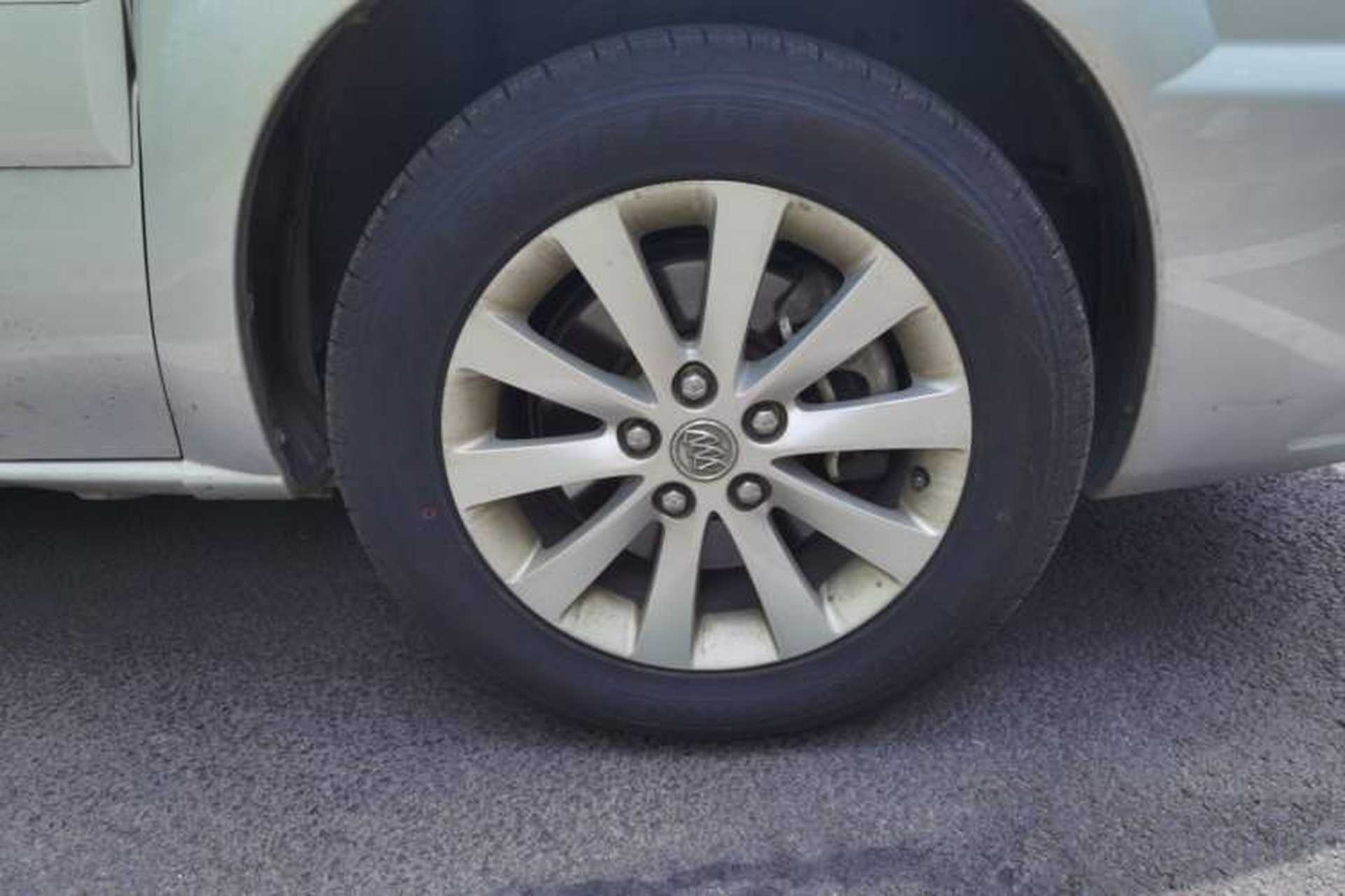 Used Buick GL8 2011 2.4L CT Comfort Edition Right Front Wheel Hub