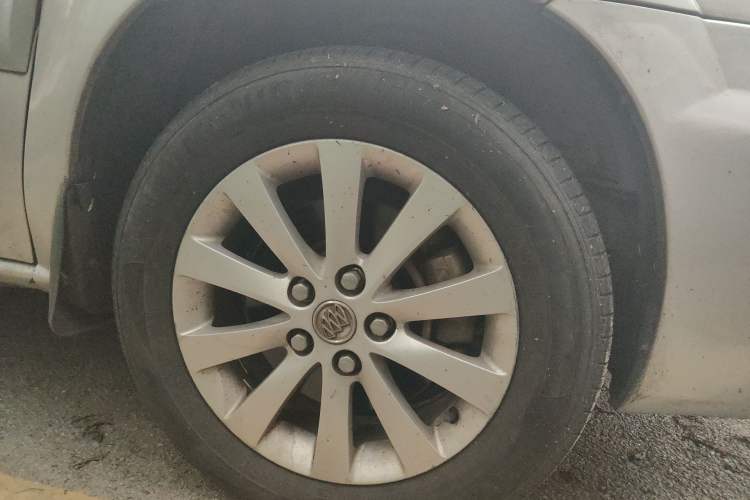 Used Buick GL8 2011 2.4L LT Executive Edition Right Front Wheel Hub