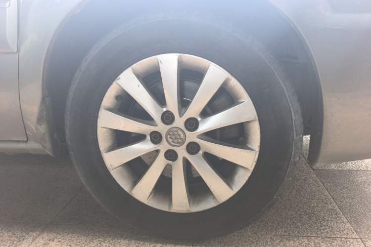 Used Buick GL8 2011 2.4L CT Comfort Edition Right Front Wheel Hub