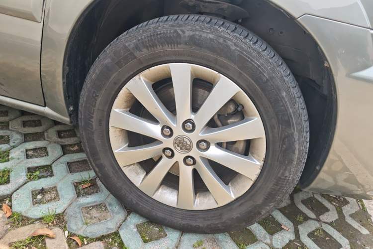 Used Buick GL8 2011 2.4L CT Comfort Edition Right Front Wheel Hub